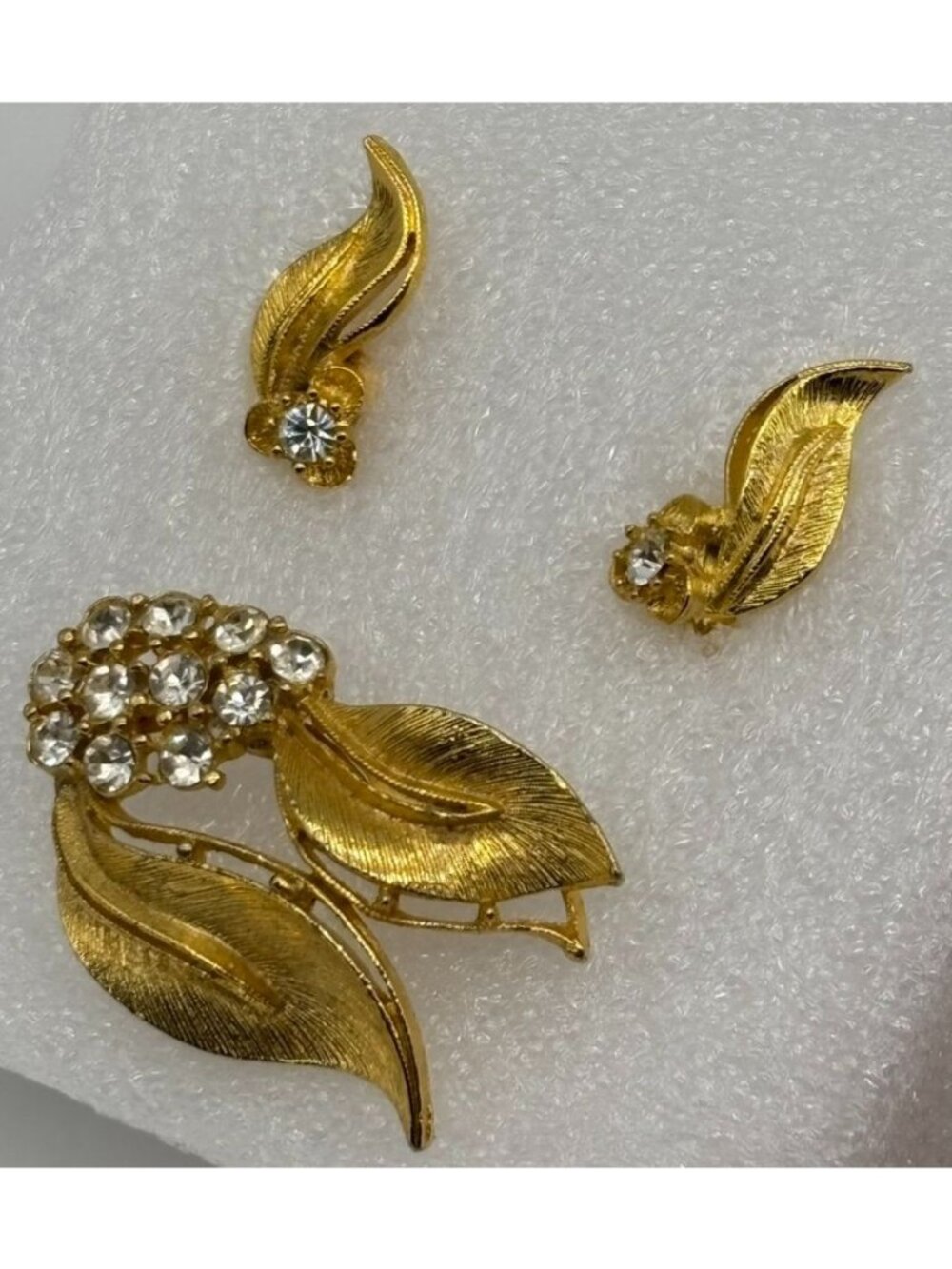 Vintage Unsigned Demi Parure Brushed Gold-Tone Leaves Rhinestone Brooch Clip Ear